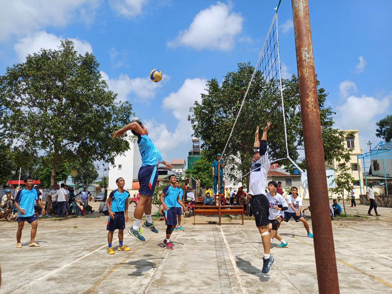 hình ảnh thi đấu giải bóng